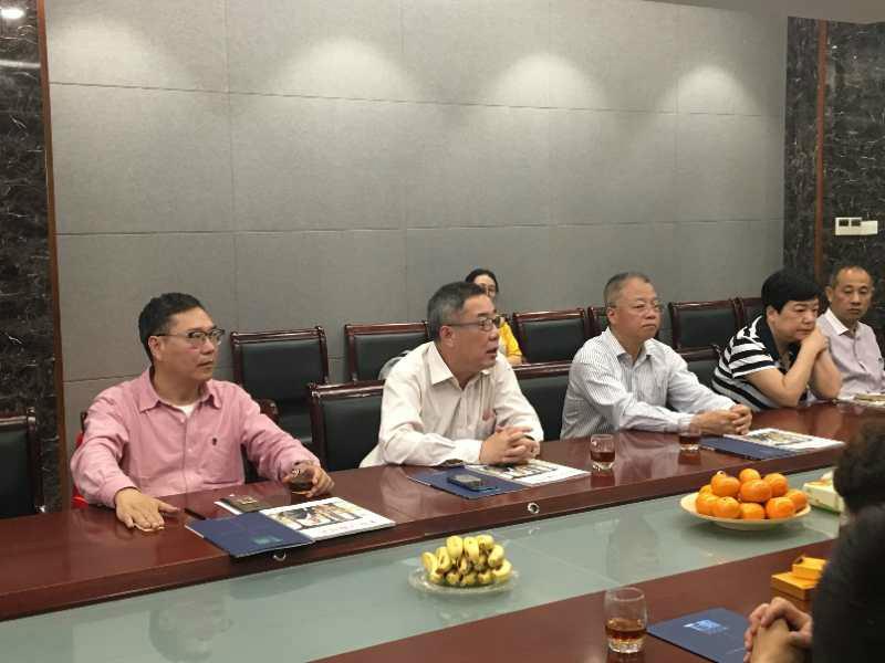 杭州市服装行业协会会长赵之毅，与汉正街工委书记胡亚飞、副书记何博、龙腾服饰商会会长李天俊在商会会议室举行座谈会