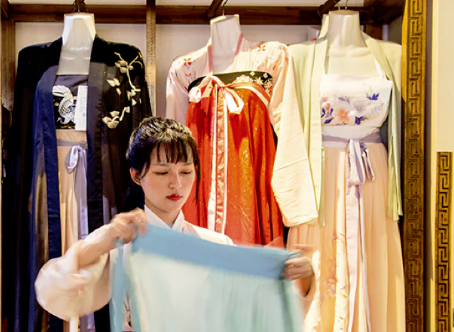 汉服圈子“撕逼”不断，对时尚圈来说却是商机