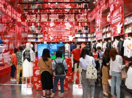 优衣库UT丑的款这么多 为啥大家还是会“真香”
